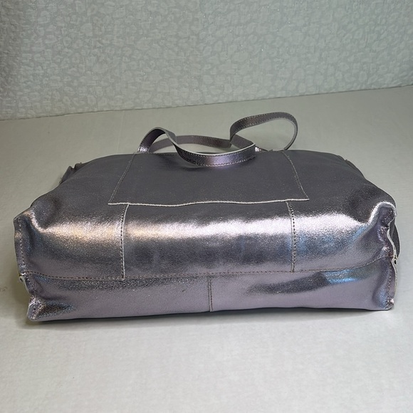 G.I.L.I  METALLIC LEATHER ZIP TOP TOTE - Picture 5 of 16